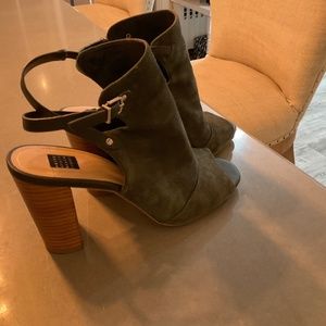 Green suede ankle boots white house black market size 9.5